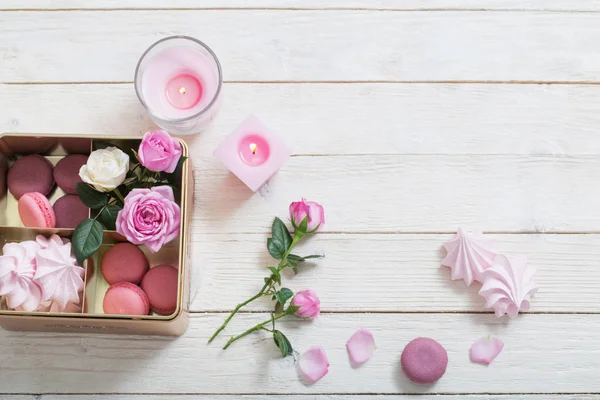 Τριαντάφυλλο, desset και τα κεριά σε λευκό φόντο ξύλινη — Φωτογραφία Αρχείου
