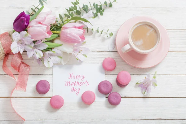 Tulipani e tazza di caffè con dessert su sfondo bianco. Conce — Foto Stock