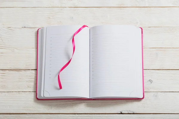 Cuaderno sobre fondo de madera blanca — Foto de Stock