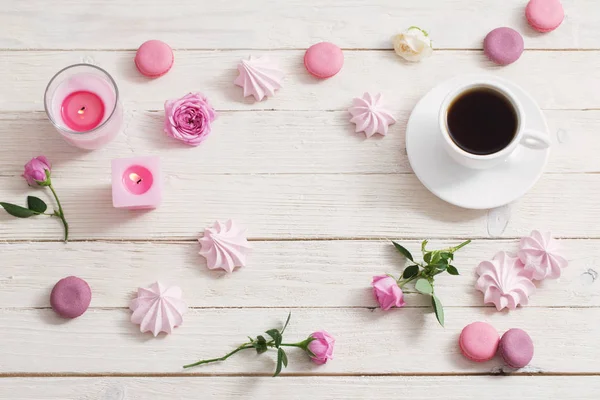 Xícara de café com sobremesa e rosas em fundo de madeira branca — Fotografia de Stock