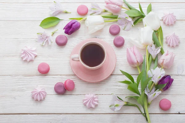 Tulipas e xícara de café com sobremesa no fundo branco. Conc. — Fotografia de Stock