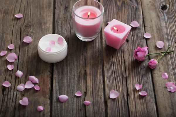 Maschera cosmetica e candela ardente su vecchio sfondo di legno — Foto Stock