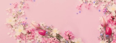 Kağıt arkaplanda güzel bahar çiçekleri