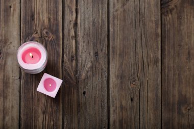 eski ahşap zemin üzerine pembe mum