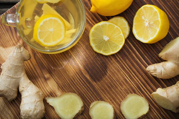 Gengibre e chá de limão no fundo de madeira — Fotografia de Stock
