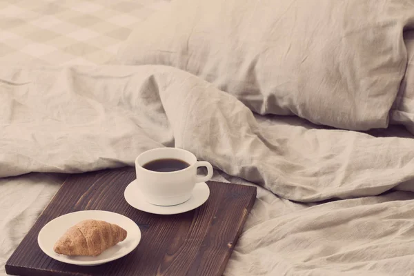 Caffè su vassoio sul letto in camera da letto — Foto Stock