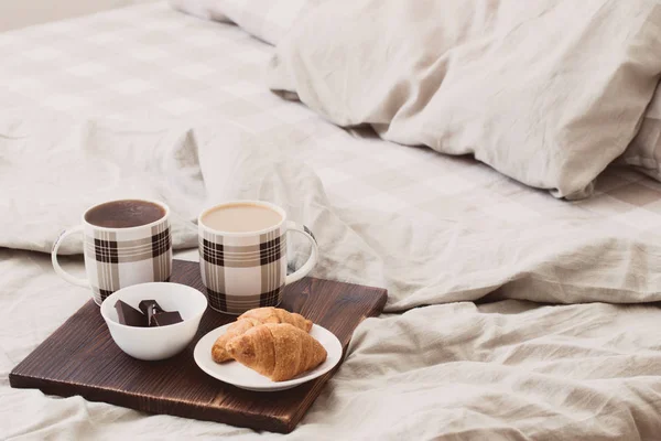 Due tazze di caffè su vassoio in camera da letto — Foto Stock