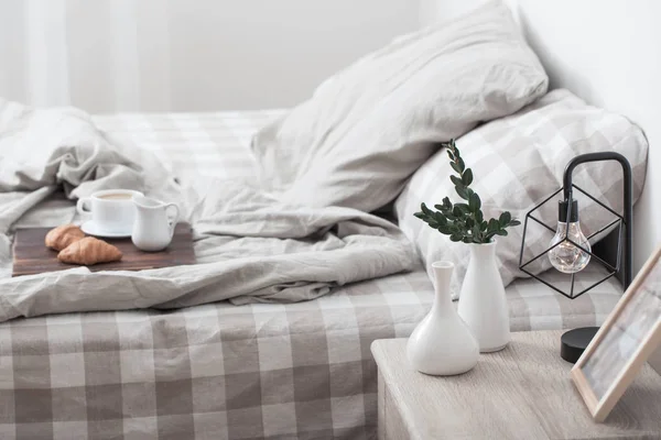 Vita vaser och lampa i inredning sovrum — Stockfoto