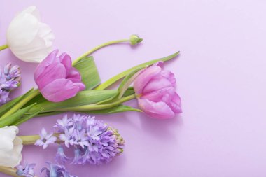 Kağıt arka plan üzerine güzel çiçekler