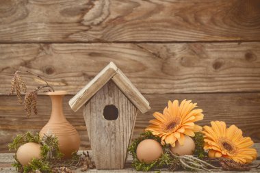 Ahşap zemin üzerine yumurtalı Paskalya dekorasyon