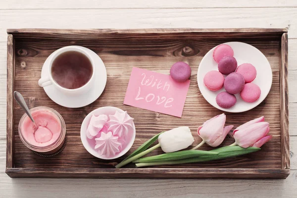 Tulpen und Tasse Kaffee mit Dessert auf weißem Hintergrund. Leuchte — Stockfoto