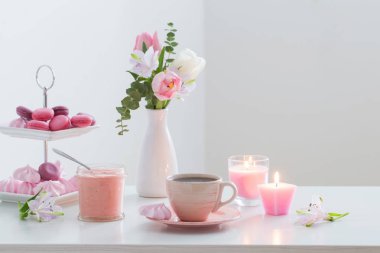 Lale vazo ve kahve beyaz adam tatlı ile