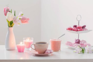 Lale vazo ve kahve beyaz adam tatlı ile