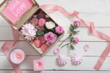 Gül, desset ve Beyaz ahşap zemin üzerine mumlar