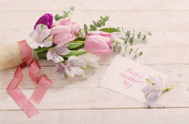 Lale Beyaz ahşap zemin üzerinde. Kavram anneler günü