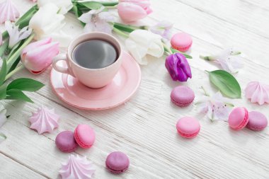 Lale ve beyaz arka plan üzerinde tatlı ile kahve. Konsantrasyon