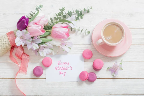 Tulpen und Tasse Kaffee mit Dessert auf weißem Hintergrund. Leuchte — Stockfoto