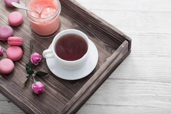 Café da manhã com chá na bandeja de madeira — Fotografia de Stock
