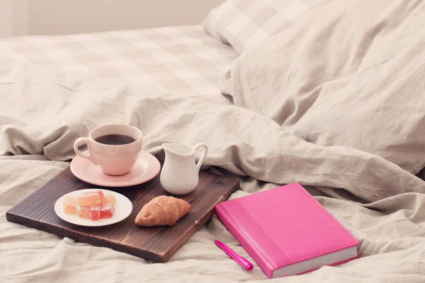 Café en taza de color rosa en bandeja en el dormitorio —  Fotos de Stock