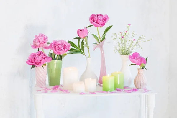 Цветы в вазах и свечах на белом фоне — стоковое фото