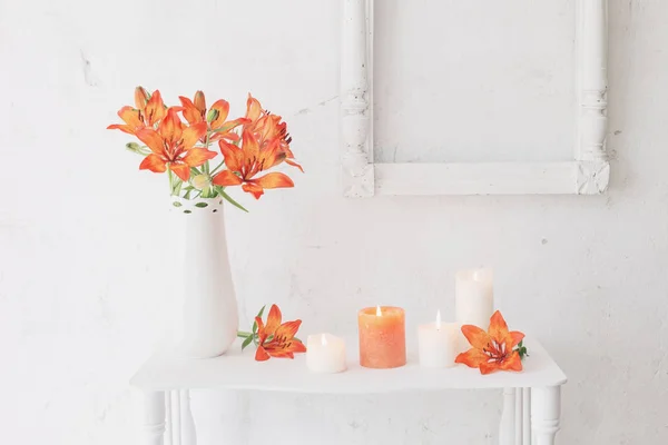 Цветы и свечи на белом фоне — стоковое фото