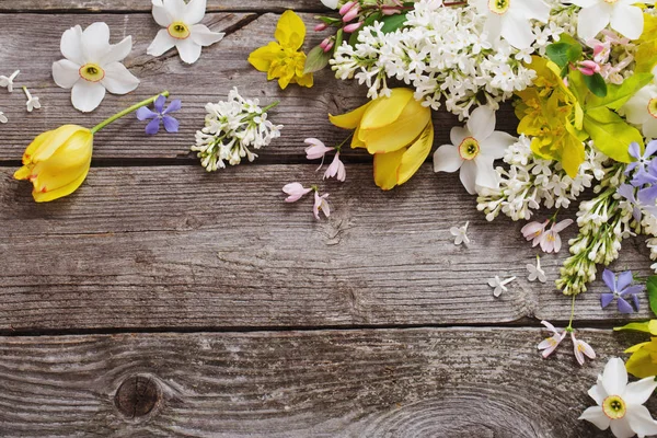 Spring flowers on wooden background — Stock Photo, Image