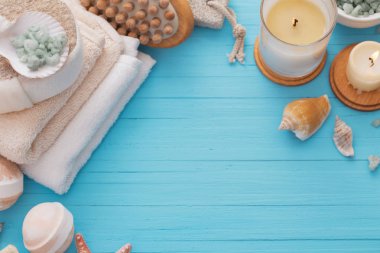 Spa kavramı mavi ahşap zemin üzerine mumlar ile