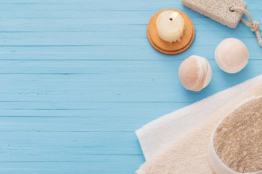 Spa kavramı mavi ahşap zemin üzerine mumlar ile