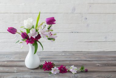 bahar çiçekleri beyaz aranjman