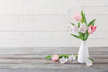 bahar çiçekleri beyaz aranjman