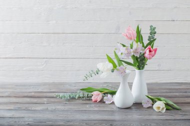 bahar çiçekleri beyaz aranjman