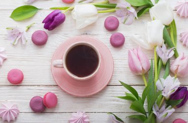 Lale ve beyaz arka plan üzerinde tatlı ile kahve. Konsantrasyon