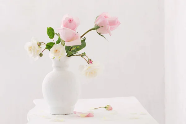 Vaso de aveia de rosas sobre fundo branco — Fotografia de Stock