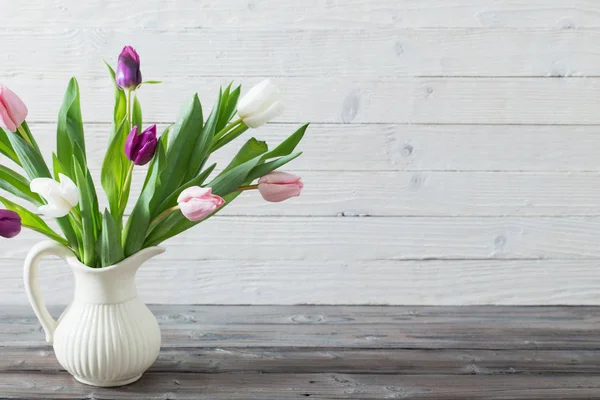 Lentebloemen in witte vaas — Stockfoto