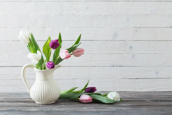 Flores da primavera em vaso branco — Fotografia de Stock