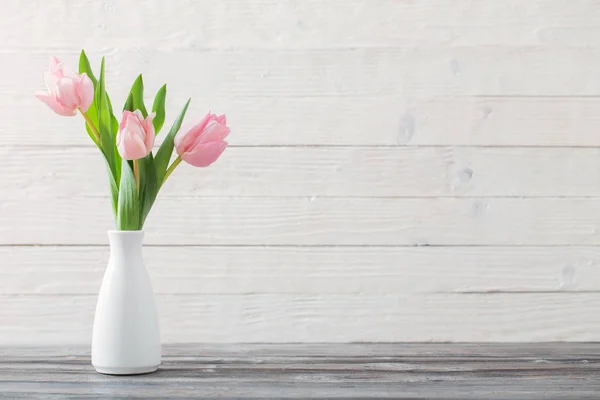 흰색 꽃병에 봄 꽃 — 스톡 사진