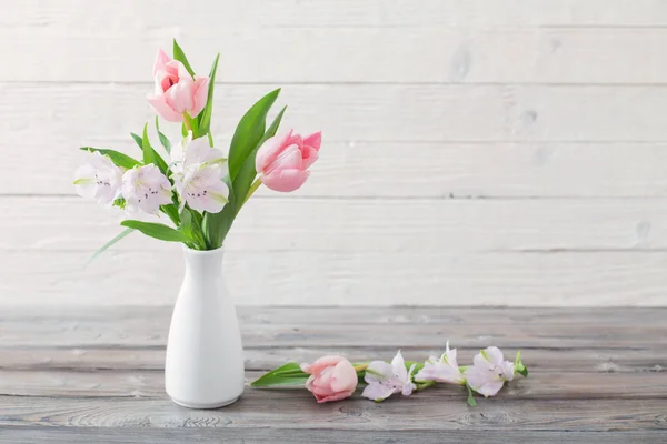 Ανοιξιάτικα λουλούδια σε βάζο λευκό — Φωτογραφία Αρχείου