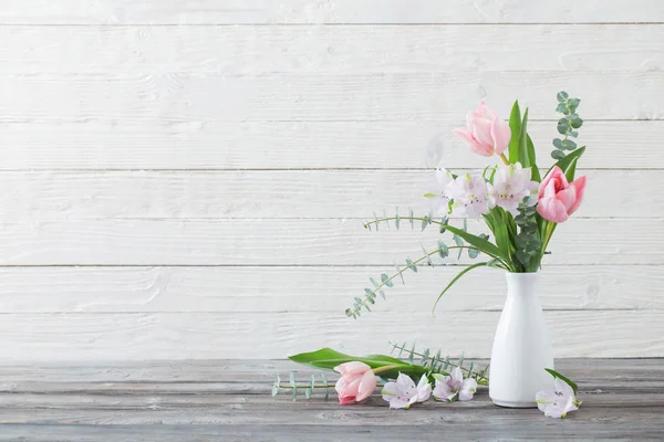 Flores de primavera en jarrón blanco — Foto de Stock