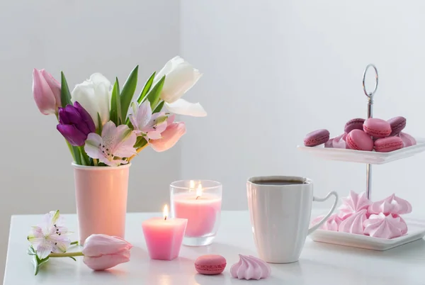 Tulipas em vaso e xícara de café com sobremesa no backgrou branco — Fotografia de Stock