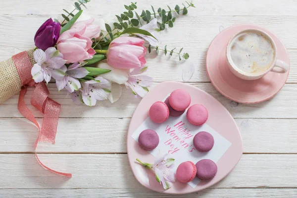 Tulpen und Tasse Kaffee mit Dessert auf weißem Hintergrund. Es geht um die Frage, ob es sich bei den Opfern um Zivilisten handelt oder um Zivilisten, die getötet wurden. — Stockfoto