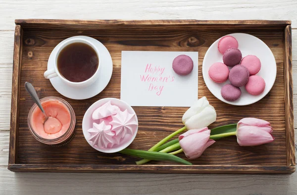 Tulpen und Tasse Kaffee mit Dessert auf weißem Hintergrund. Es geht um die Frage, ob es sich bei den Opfern um Zivilisten handelt oder um Zivilisten, die getötet wurden. — Stockfoto