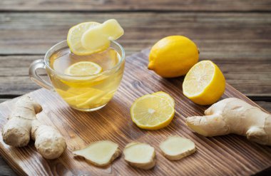 ahşap zemin üzerine zencefil ve limon çayı