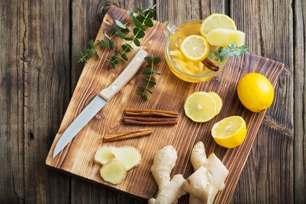 Té de jengibre y limón sobre fondo de madera — Foto de Stock