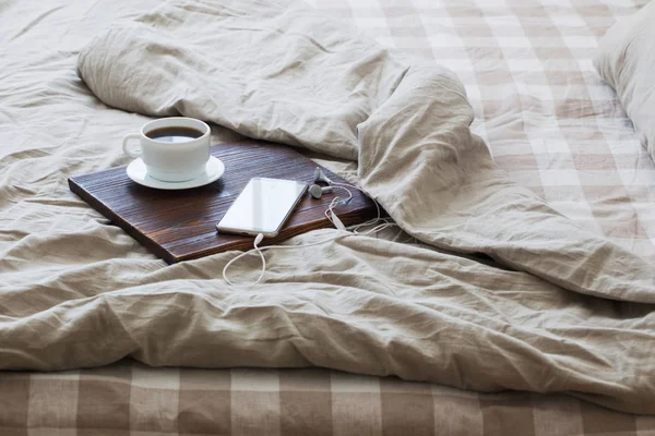 寝室のベッドの上のトレイにコーヒー — ストック写真