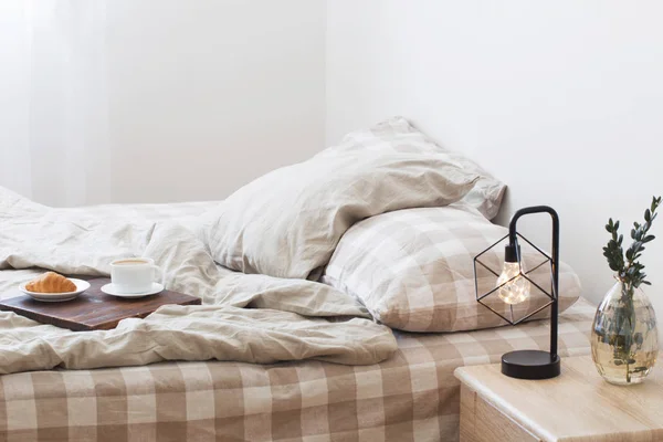 Koffie op het Dienblad op het bed in de slaapkamer — Stockfoto