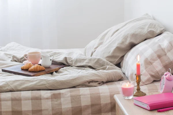 Koffie in roze cup op dienblad in slaapkamer — Stockfoto