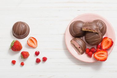 çilek beyaz zemin üzerine çikolatalı kurabiye