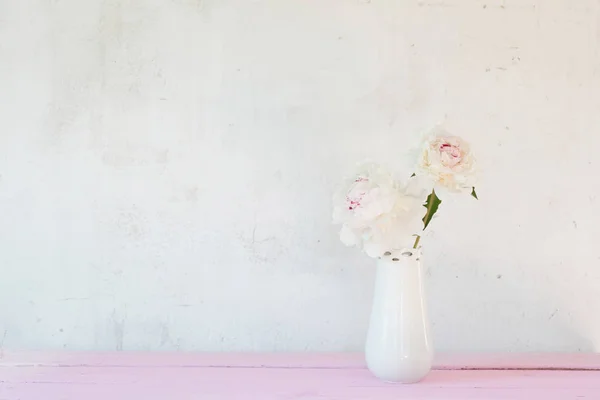 Peônias em vaso sobre fundo branco — Fotografia de Stock