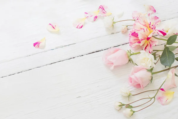 Rosas no fundo de madeira branco — Fotografia de Stock