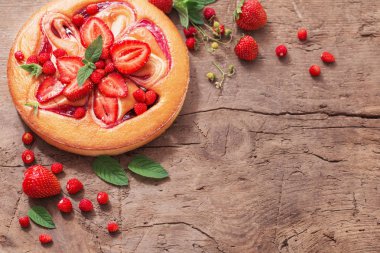 ahşap arka plan üzerinde çilek pasta